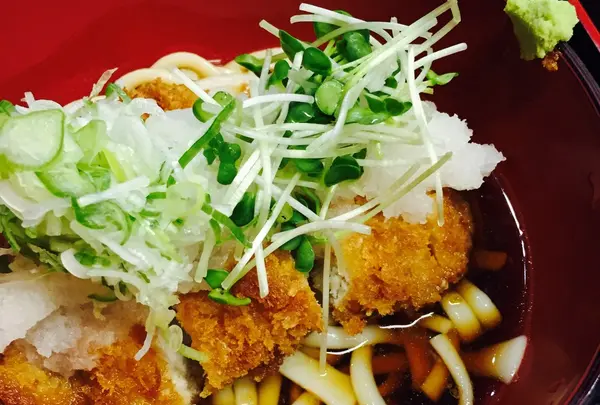 冷やしとんかつうどんでシメ