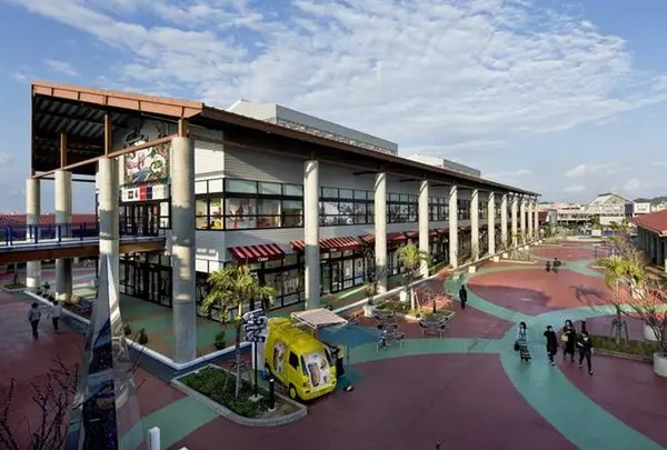 沖縄アウトレットモール あしびなー（OKINAWA OUTLET MALL ASHIBINAA)