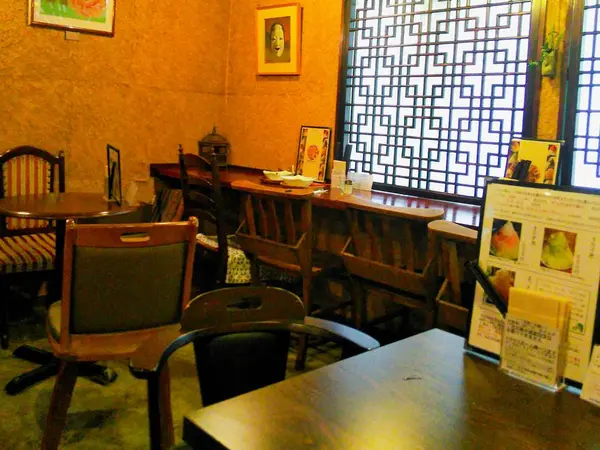 どこか中国的な店内