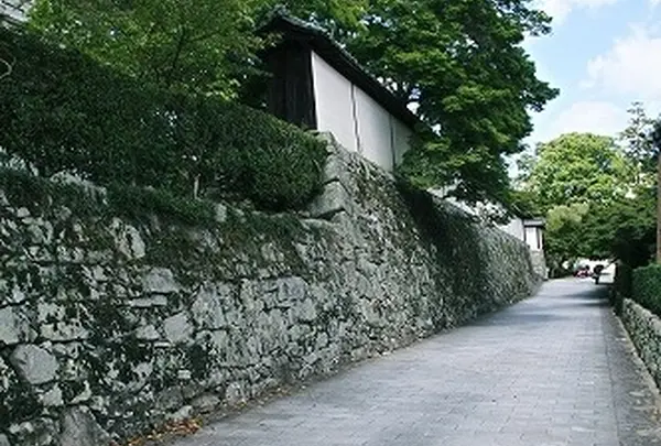 穴太（あのう）積みの石垣は必見！