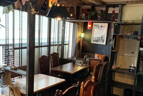 屋根裏部屋がコンセプトの店内