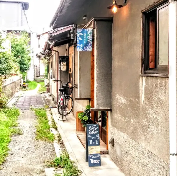 お花に自転車…「生活」が感じられる路地の先に