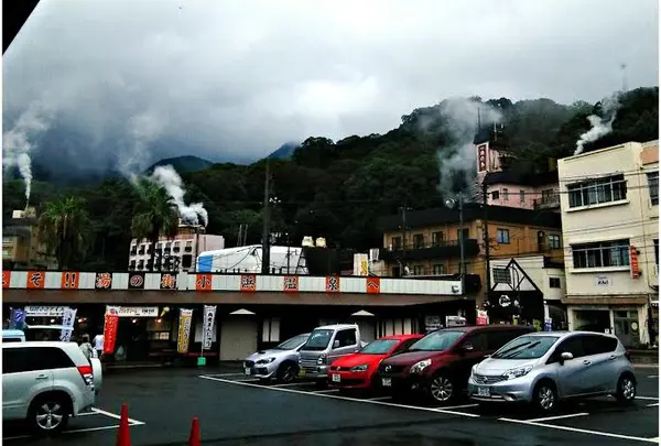 そこら中から煙が…