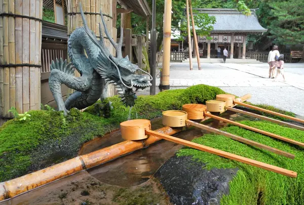 こちらが拝殿前の手水
