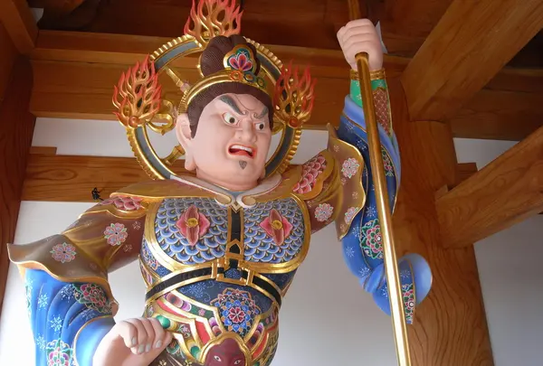 山門の仁王様も派手に