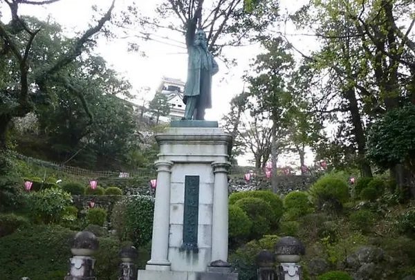 板垣退助像
