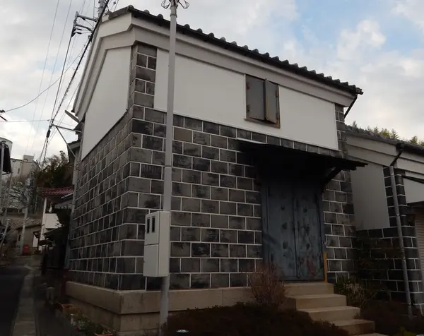 裏には地下金庫が！