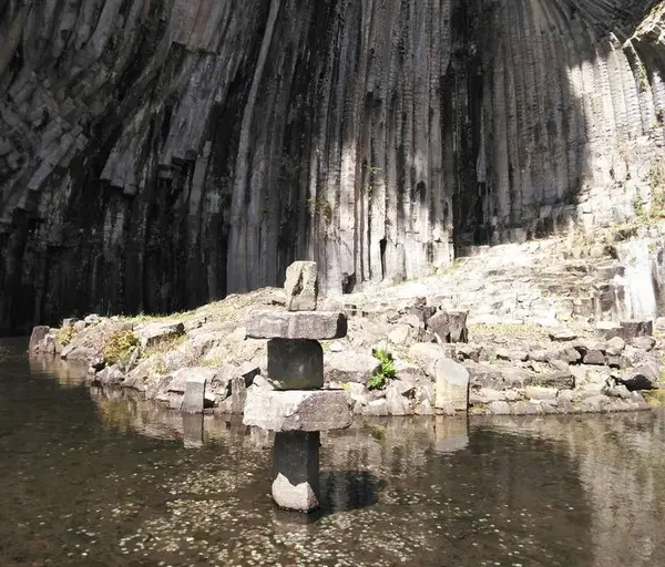 石塔の上に…