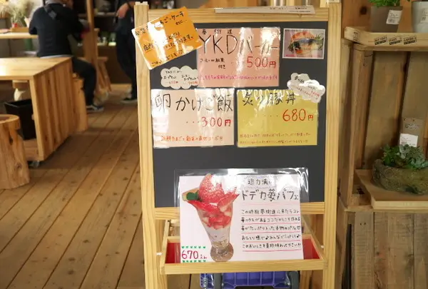小さいカフェもあります。