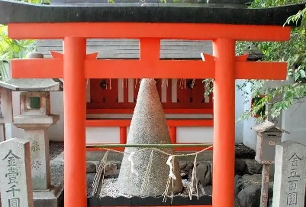 車折神社 （くるまざき）            願い事を叶える石「祈念神石」