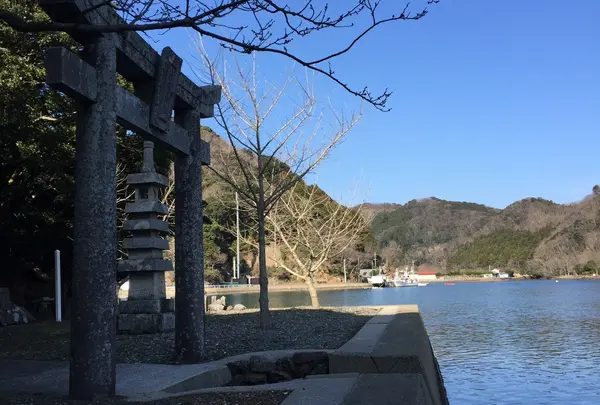 海からアプローチする神社