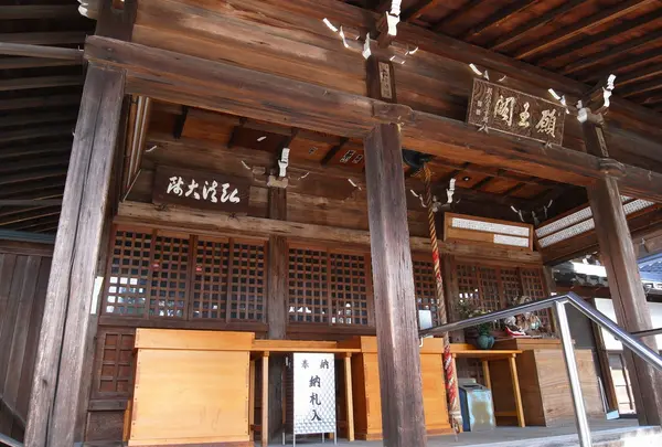 神社の隣です