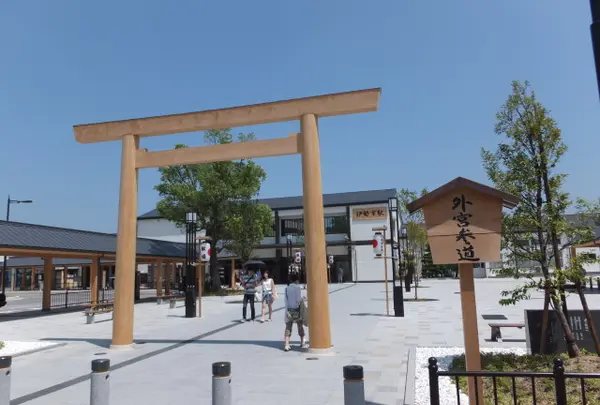 伊勢外宮参道　伊勢駅前鳥居
