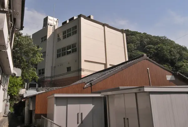 こういう所の横を通ります