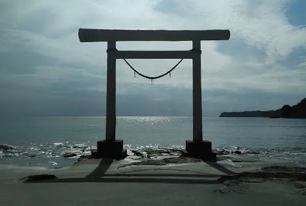 鵜原海岸 白い鳥居