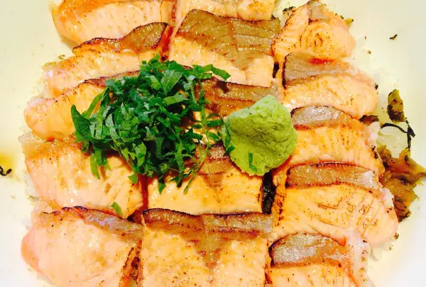 魚沼産コシヒカリのサーモン丼