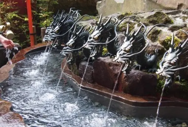 龍の頭がずらりとならんだ龍神水