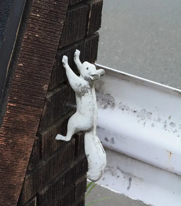 橋名板にはリスが