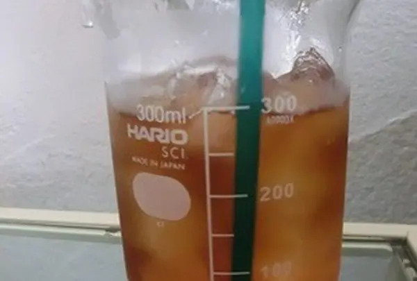冷たいお飲み物はビーカーで