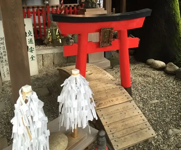 次に小さな鳥居をくぐり抜けて…！