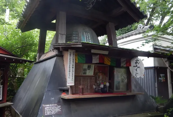 左手にある鐘楼