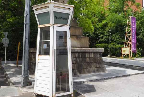 山手にも有った、白い電話ボックス