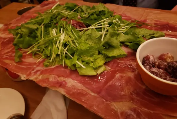 イタリア産＆スペイン産 生ハムとサラミのてんこ盛り 1380円