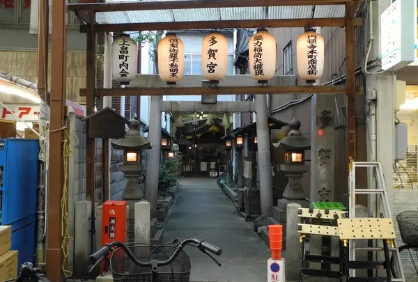 路地奥に神社があるようです