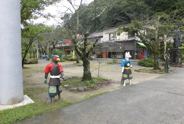 イヌ、サル、キジをお供に