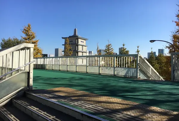 駅前の歩道橋
