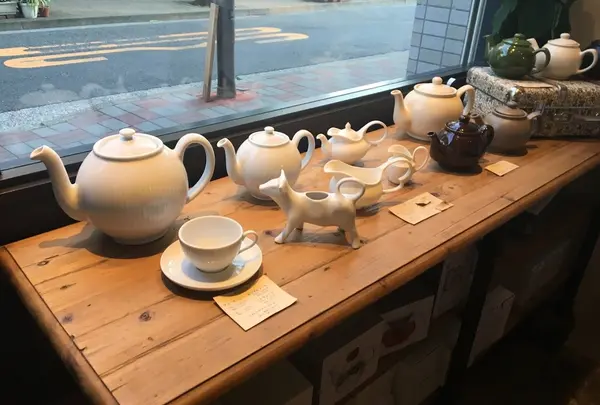 イギリス製の茶器もそろえる。