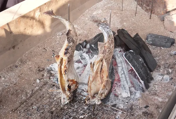 釣った魚は炭火焼に