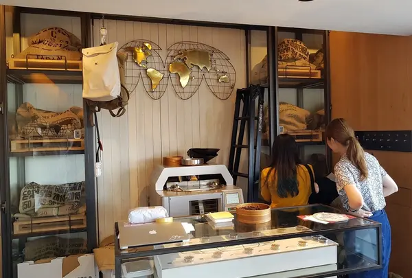 店内は狭いからお外でまったり！