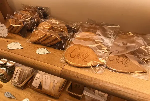 雑貨やお菓子の販売も