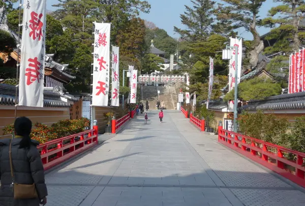 中山寺境内