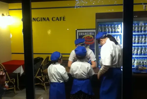 カフェ店員