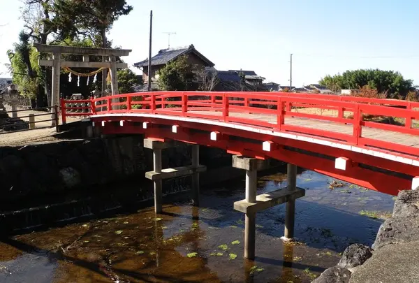立派な朱色の橋