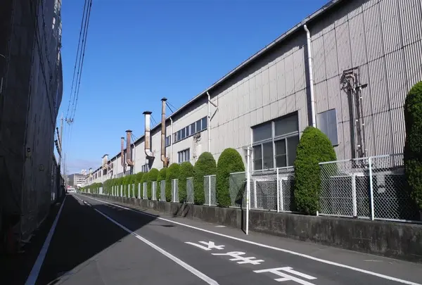 味気無い工場地帯の道