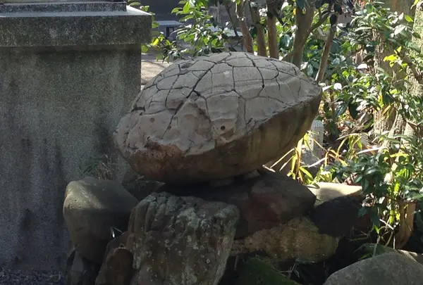 亀甲石