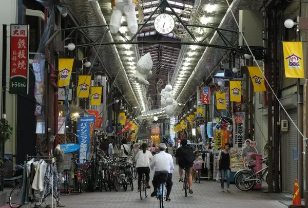 東西に伸びる商店街