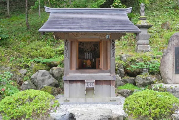 境内の弁天様と大黒様