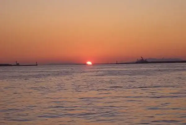 大阪湾に沈みゆく夕陽が美しい。