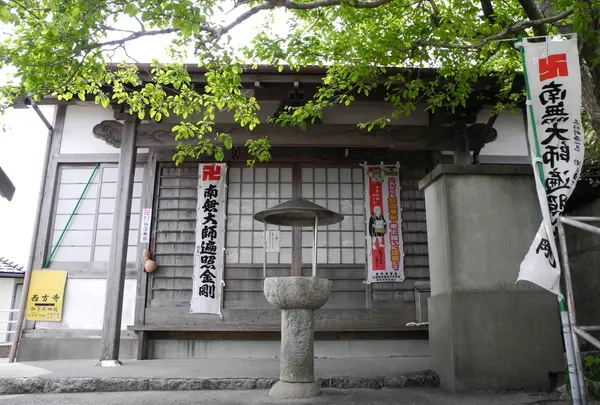 弘法堂は本堂の反対側に