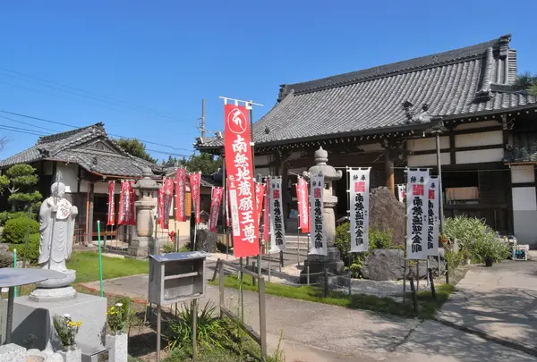 弘法様は本堂左側に