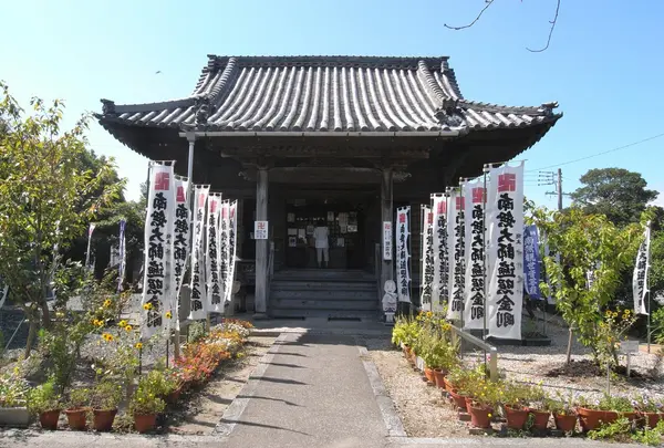 弘法堂は上の段に