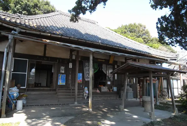 弘法堂は右側に