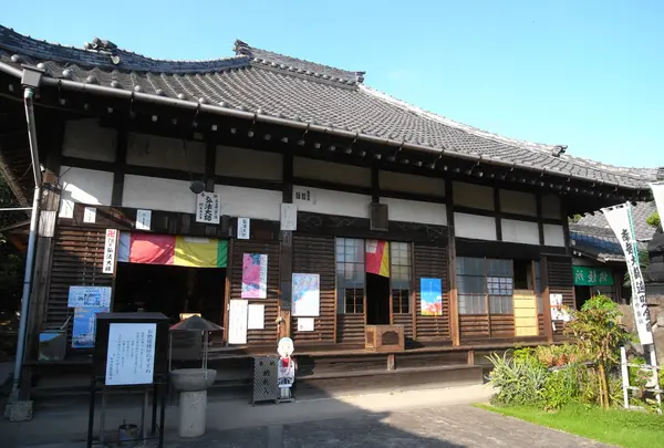 弘法様は本堂左側