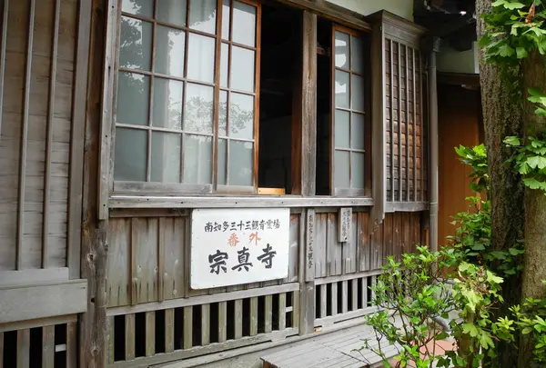 お参りは本堂へ