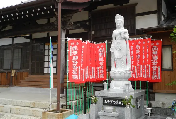 参拝は本堂へ
