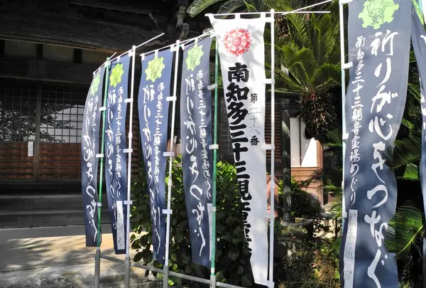 参拝は本堂へ